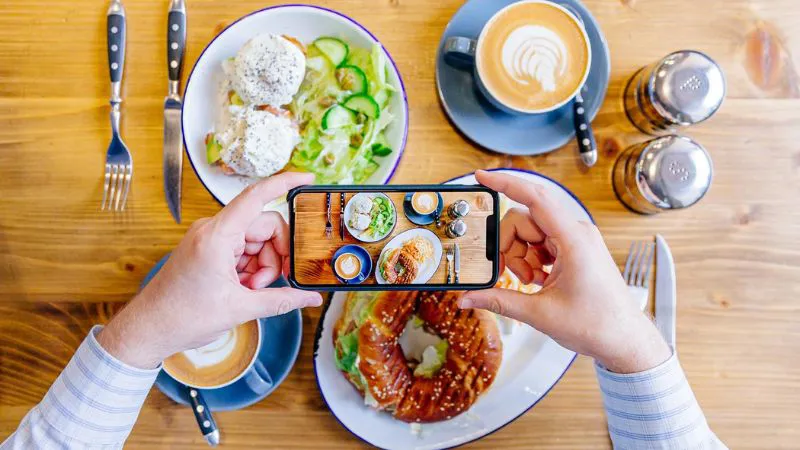 Cách chụp ảnh đồ ăn đẹp bằng điện thoại iPhone và Android