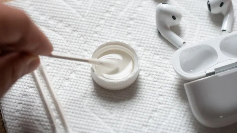 Cách khắc phục 1 bên tai nghe Airpod không sạc được hiệu quả nhất